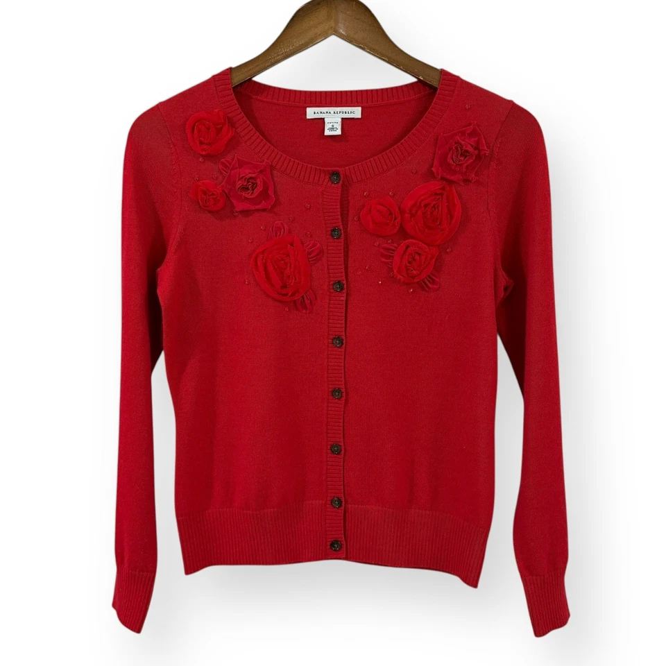 Cárdigan rojo adornado floral Banana Republic mezcla de lana merino SP vacaciones Foto 1 de 4