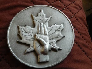 EH SCOUT CANADA MEDAGLIONE MEDAGLIA CANADESE INSEGNA SCOUT FOGLIA D'ACERO METALLO GRANDE PESANTE - Foto 1 di 4