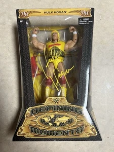 WWE Elite Defining Moments Hulk Hogan Signed Wrestling Figure con custodia protettiva - Foto 1 di 9