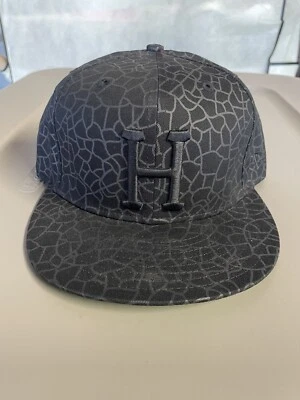 HUF Hufquake “2.0” New Era Ajustado H Logo Negro 7 3/8 Usado Raro Foto 1 de 4
