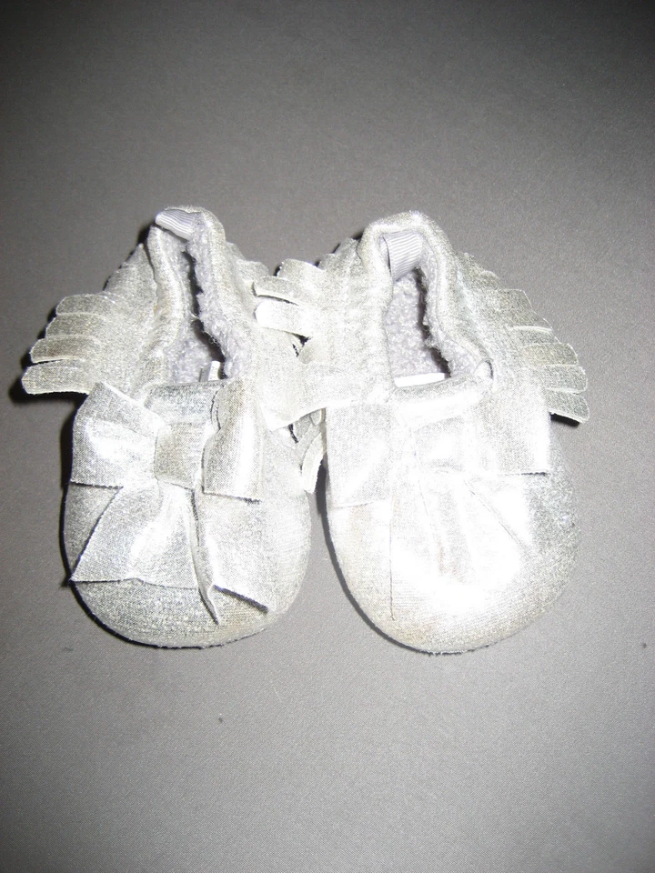  SG Calzado Talla 2 Mocasines Plateados Flecos Elásticos Bebé NUEVO Foto 1 de 4