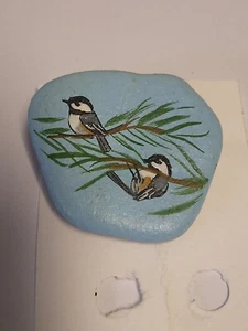 Spilla Spilla Pietra Dipinta A Mano Rami Chickadees Natura - Foto 1 di 4