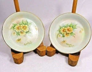 Juego de 2 mini placas pintadas a mano 1980 de colección, margaritas amarillas, adornos dorados, firmadas - Imagen 1 de 9