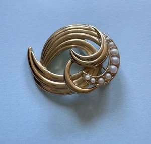Spilla Trifari anni '70 oro e perle vintage (senza scatola) - Foto 1 di 3