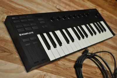 Native Instruments Komplete Kontrol M32 USB MIDI Keyboard Controller – 32 Keys - Image 1 of 4