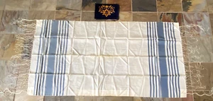 Scialle preghiera ebraico vintage e borsa in velluto blu ricamato oro. Tallit: 34x66" - Foto 1 di 5
