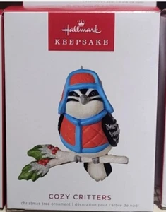 Hallmark Keepake 2022 Cozy Critters 6to de la serie adorno de Navidad nuevo en caja - Imagen 1 de 2