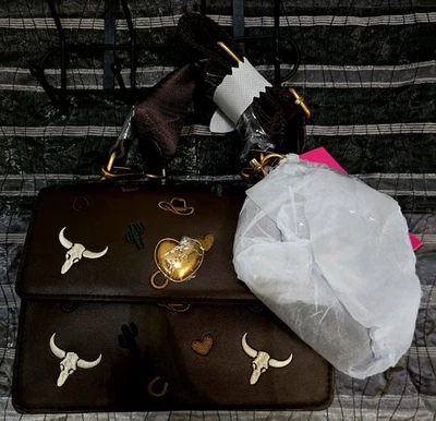 NUEVO CON ETIQUETAS BETSEY JOHNSON Bolso Cartera Marrón Estampado Vaca Occidental Corazón Tachonado Asa Superior Foto 1 de 4