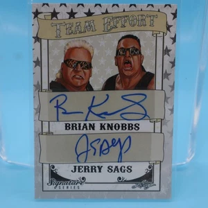 2016 Leaf WRESTLING AUTO-NASTY BOYS- BRIAN KNOBBS & JERRY SAGGS-Team Effort sig - Foto 1 di 2