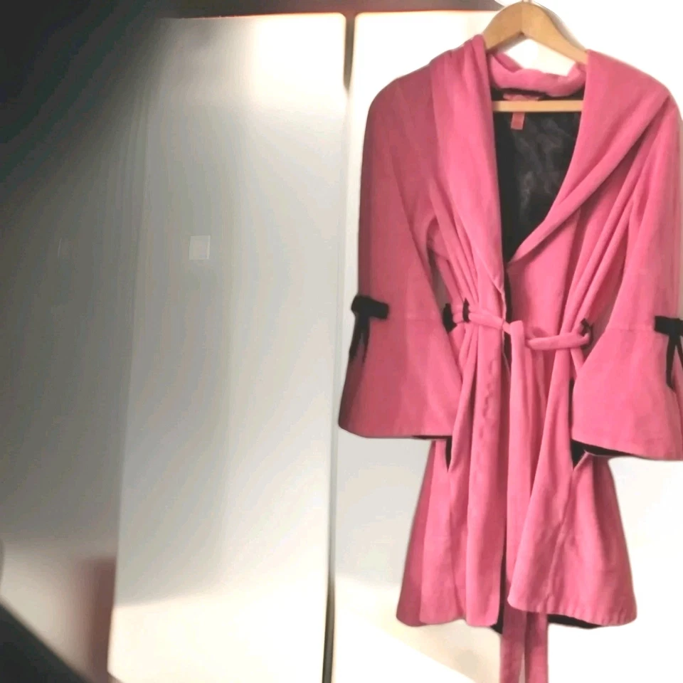 BETSEY JOHNSON S Bata de Terciopelo con Bolsillos Rosa con Lazos de Cinta Negra Albornoz Foto 1 de 4