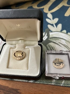 Dos prendedores Averitt Express Safety Award rellenos de oro de 10 quilates cuatro y ocho años Foto 1 de 4