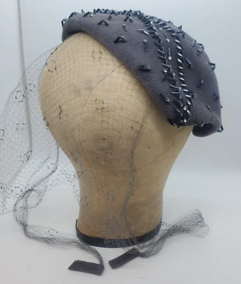 Red facial francesa gris con cuentas de damas de 1950 con pesas sombrero Pinehurst New York de colección Foto 1 de 4