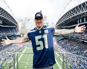 Lofa Tatupu at the Stadium Seattle Seahawks 8x10 NFL Football Photo - Picture 1 of 1