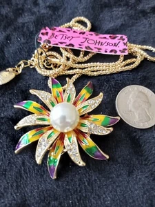 Lovely Betsey Johnson Flower And Pearl Pendant/Brooch - Picture 1 of 3