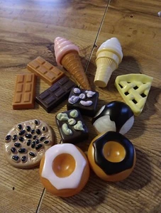 KUNSTSTOFF KINDER SPIELEN ESSEN GEMISCHT BÄCKEREI KUCHEN DONUTS BROWNIES  - Bild 1 von 8