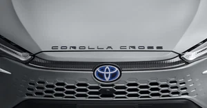 22-2024 Genuino Corolla CROSS Capucha Emblema Piano Etiqueta Negra Letra Frontal Etiqueta - Imagen 1 de 11