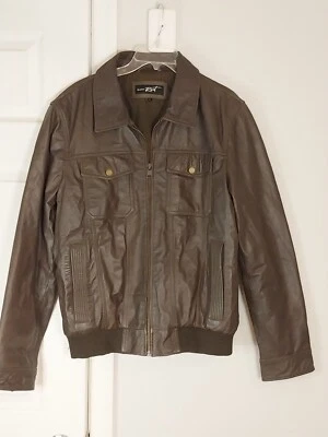 Chaqueta de cuero marrón con remache negro para hombre, bolsillos con solapa Foto 1 de 4