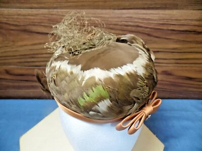 Sombrero De Colección Iglesia Dominical Con Plumas Marrón Verde Lazo Estrás  Foto 1 de 4