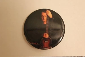 (4) 2002 Paul McCartney Fan Button Badges mit Gitarre - Bild 1 von 2