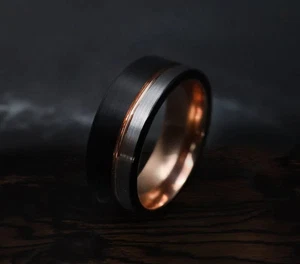 Minimalistischer Herren-Ehering schwarz Wolfram Rotgold Nadelstreifen zweifarbig - 8 mm - Bild 1 von 3