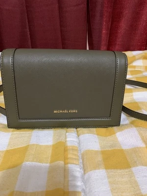 Bandolera Michael Kors verde oliva cadena mediana solapa completa Foto 1 de 4