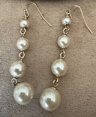 Pendientes Lulu Frost graduados imitación perlas gota con bolsa | Originalmente precio de venta sugerido por el fabricante 175 USD Foto 1 de 2