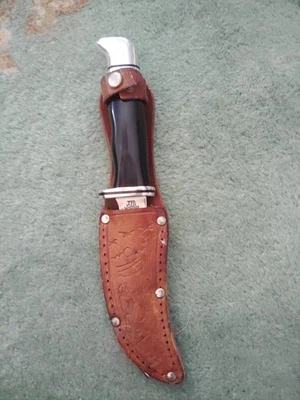 Bonito cuchillo BUCK KNIFE 117 con mango negro y funda de cuero Foto 1 de 4