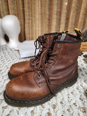 Bota de Trabajo Dr. Martens Mujer Air Wair Puntera de Acero Cuero Texturizado Marrón Talla W10/M9 Foto 1 de 4