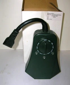 Photocell Outdoor Timer 302517 Weatherproof Green Christmas 3-Outlet Mechanical - Picture 1 of 8