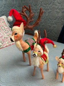 VINTAGE ANNALEE WEIHNACHTEN HIRSCHFAMILIE 2008 -3 DEKORIERTE HIRSCHE -20" -15" UND 10" - Bild 1 von 6