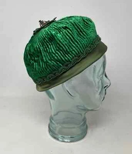 Capulet Style Green Velvet Hat w/ Satin Embellishment | One Size - Vintage 1950s - Picture 1 of 6