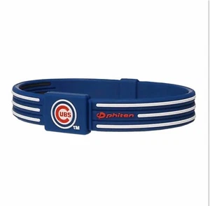 Chicago Cubs Phiten - Bracciale in titanio - Braccialetto tipo S - 6 3/4 pollici - Foto 1 di 8