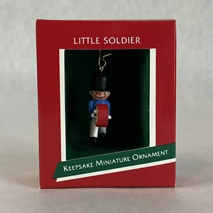 Adorno de Navidad Hallmark Keepsake - Little Soldier - 1989 De colección Nuevo en Caja - Imagen 1 de 5