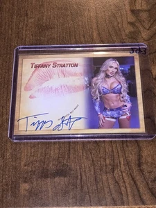 Tiffany Stratton signierte Kiss Card Wrestler WWE Collectors Expo Champion #523 - Bild 1 von 2
