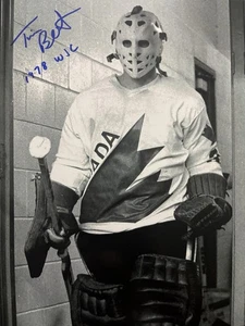 ¡Foto 8x10 firmada por Tim BERNHARDT! Team Canada GOALIE! “1978 WJC” con certificado de autenticidad - Imagen 1 de 2