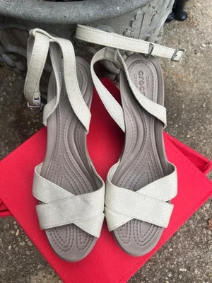 Crocs Leigh II Cross Ankle Strap Wedge Sandals Women’s Sz10 Beige Canvas   Foto 1 de 4