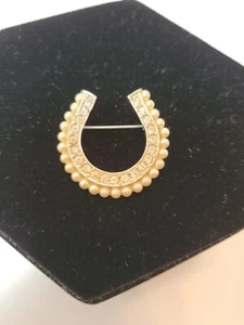 Broche de herradura vintage imitación perla pedrería tono plateado prendedor de la suerte - Imagen 1 de 4
