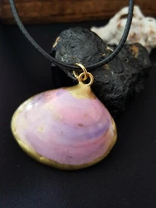 Collana  ciondolo con conchiglia naturale dipinta a mano  - Foto 1 di 3