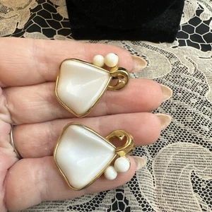 Rare Vintage Crown Trifari Hand Poured Milk Glass Clip On Earrings Gold Tone - Picture 1 of 11
