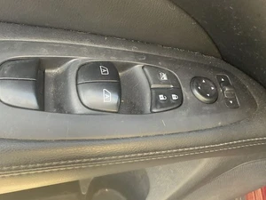 Interruptor de puerta delantera Nissan Pathfinder 2013-2020 - Imagen 1 de 1