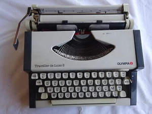MACCHINA DA SCRIVERE MECCANICA - OLYMPIA TRAVELLER DE LUXE S' - - Foto 1 di 18