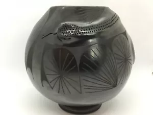 Lot# 1655 Vintage Mata Ortiz Matte on Black Jar by Jamie Quezadao - Picture 1 of 10