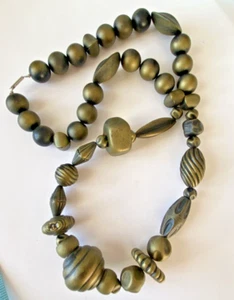 VINTAGE ARMY GREEN RESIN CHUNKY BEAD NECKLACE 28" CARVED - Picture 1 of 6