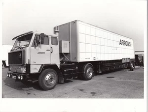 FOTO DE PRENSA FLECHAS F1 TEAM TRANSPORTER AÑOS 80 PERÍODO ORIGINAL JOHN TOWNSEND - Imagen 1 de 2