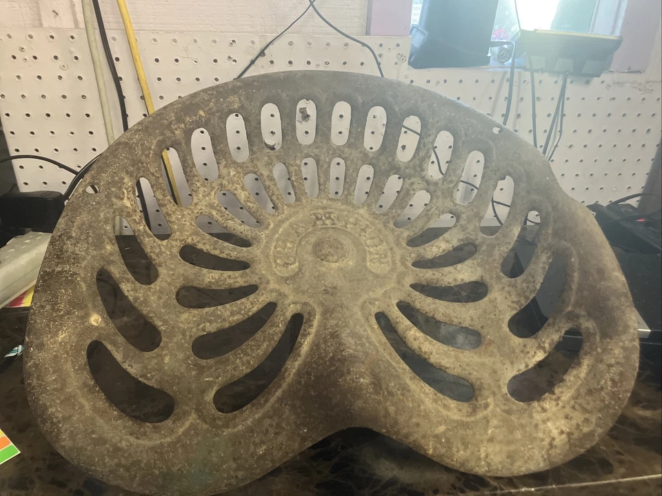 IMPLEMENTO DE GRANJA DE HIERRO FUNDIDO/ASIENTO DE TRACTOR Champion de colección. AD Foto 1 de 4