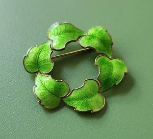 Vintage Green Enameled Leaves - Wreath - Brooch - Pin - Picture 1 of 3