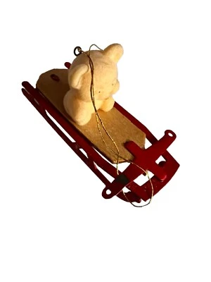 Oso de peluche flocado adorno navideño vintage Avon años 90 en trineo de metal rojo.   Foto 1 de 4