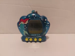 Giocattoli Thinkway Vintage Tamagotchi Giga Pet La Sirenetta Ariel Raro Blu - Foto 1 di 5