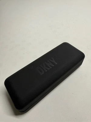 Estuche rígido para gafas DKNY, negro Foto 1 de 4