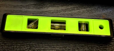 JOHNSON LEVEL & TOOL - 8" LARGO - NEGRO y AMARILLO - NIVEL TORPEDO Foto 1 de 4